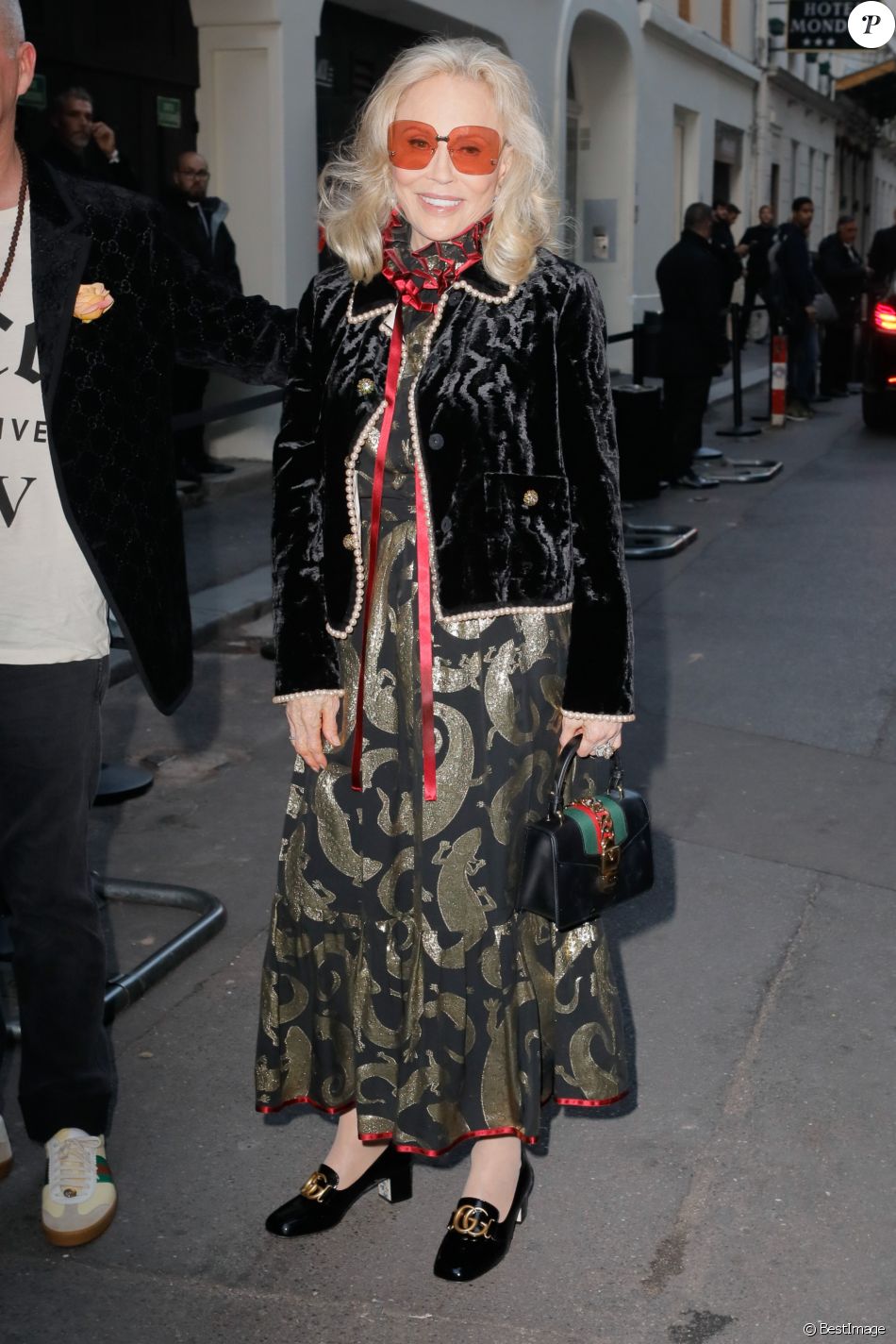Faye Dunaway arrive au défilé Gucci lors de la mode féminine printemps/été 2019 pendant la Fashion Week de Paris au Palace à Paris, France, le 24 septembre 2018.