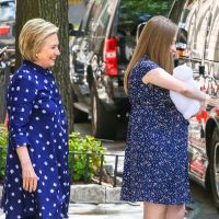 Hillary Clinton grand-mère : à la sortie de la maternité avec Chelsea et Jasper