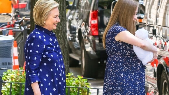 Hillary Clinton grand-mère : à la sortie de la maternité avec Chelsea et Jasper
