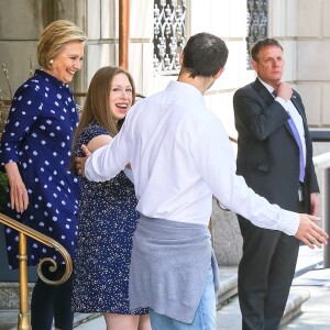 Chelsea Clinton à la sortie de la maternité avec son bébé, un petit garçon nommé Jasper, accompagnée de son mari Marc et de sa mère Hillary Clinton, à New York. Le 25 juillet 2019