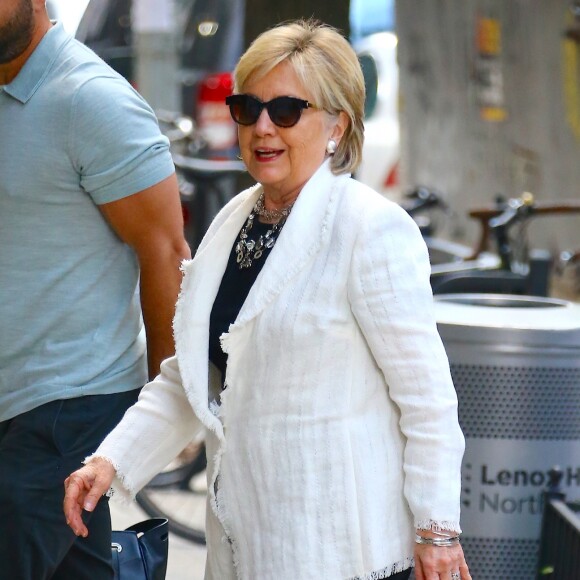 Hillary Clinton rend visite à sa fille C. Clinton à l'hôpital The Lenox Hill après la naissance de son petit fils Jasper à New York, le 24 juillet 2019.