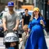Exclusif - Chelsea Clinton enceinte et son mari Marc Mezvinsky se promènent avec leurs enfants Charlotte et Aidan à New York, le 15 juillet 2019