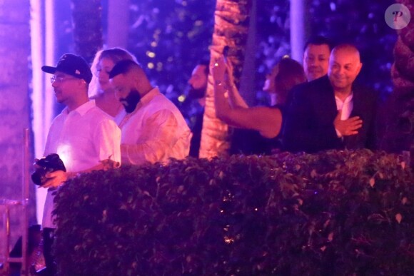 Jennifer Lopez fête son anniversaire (50 ans) en compagnie de son fiancé Alex Rodriguez, sa famille et ses amis dans le quartier de Star Island, située sur l'île artificielle de Biscayne Bay à Miami. Un feu d'artifice époustouflant a illuminé toute la soirée et des passants et des fans ont profité de l'occasion pour prendre des photos. Le 24 juillet 2019.