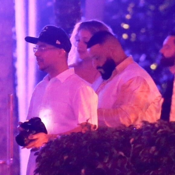 Jennifer Lopez fête son anniversaire (50 ans) en compagnie de son fiancé Alex Rodriguez, sa famille et ses amis dans le quartier de Star Island, située sur l'île artificielle de Biscayne Bay à Miami. Un feu d'artifice époustouflant a illuminé toute la soirée et des passants et des fans ont profité de l'occasion pour prendre des photos. Le 24 juillet 2019.