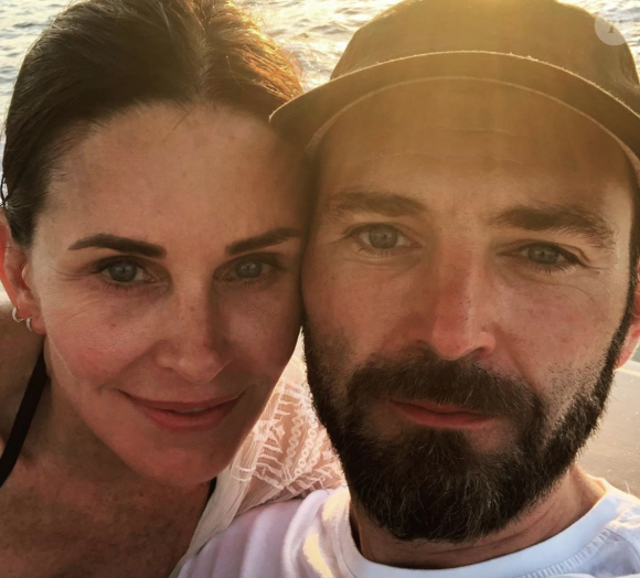 Courteney Cox et son chéri Johnny McDaid en couple sur Instagram.