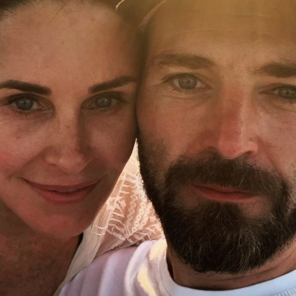 Courteney Cox et son chéri Johnny McDaid en couple sur Instagram.