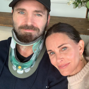 Courteney Cox et son chéri Johnny McDaid en couple sur Instagram.