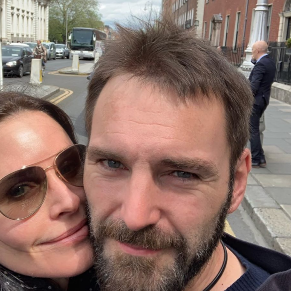 Courteney Cox et son chéri Johnny McDaid en couple sur Instagram.