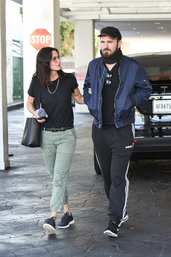 Courteney Cox et son compagnon Johnny McDaid sont allés faire du shopping chez "James Perse" à Los Angeles, le 26 juin 2019.