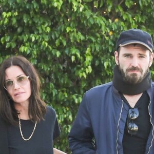 Courteney Cox et son compagnon Johnny McDaid sont allés faire du shopping chez "James Perse" à Los Angeles, le 26 juin 2019.