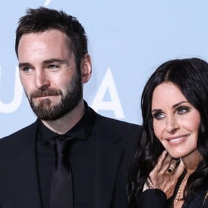 Courteney Cox et son compagnon Johnny McDaid - Les célébrités posent lors du photocall de la soirée UCLA en l'honneur de B. Streisand et G. Bundchen à Los Angeles le 21 février, 2019 2019 Hollywood