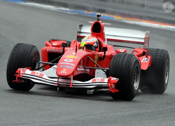 Mick Schumacher a piloté samedi 27 juillet 2019, à l'occasion du Grand Prix de F1 d'Hockenheim en Allemagne, la Ferrari F2004 avec laquelle son père Michael avait remporté son septième et dernier titre de champion du monde en 2004. Il portait un casque aux couleurs de son père et aux siennes.
