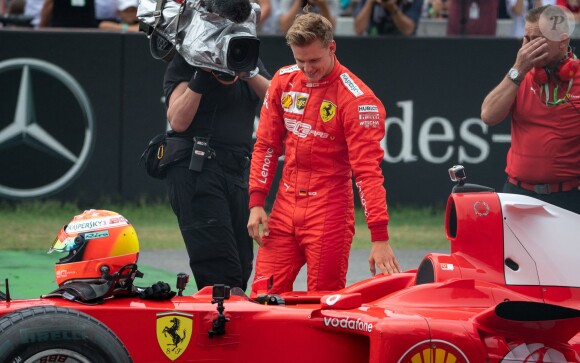 Mick Schumacher a piloté samedi 27 juillet 2019, à l'occasion du Grand Prix de F1 d'Hockenheim en Allemagne, la Ferrari F2004 avec laquelle son père Michael avait remporté son septième et dernier titre de champion du monde en 2004.