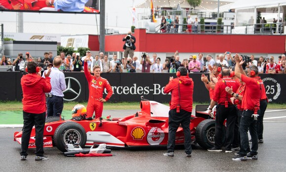 Mick Schumacher a piloté samedi 27 juillet 2019, à l'occasion du Grand Prix de F1 d'Hockenheim en Allemagne, la Ferrari F2004 avec laquelle son père Michael avait remporté son septième et dernier titre de champion du monde en 2004.