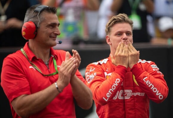 Mick Schumacher, très ému, a piloté samedi 27 juillet 2019, à l'occasion du Grand Prix de F1 d'Hockenheim en Allemagne, la Ferrari F2004 avec laquelle son père Michael avait remporté son septième et dernier titre de champion du monde en 2004.