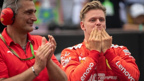Mick Schumacher : Très ému dans la Ferrari du triomphe de son père Michael