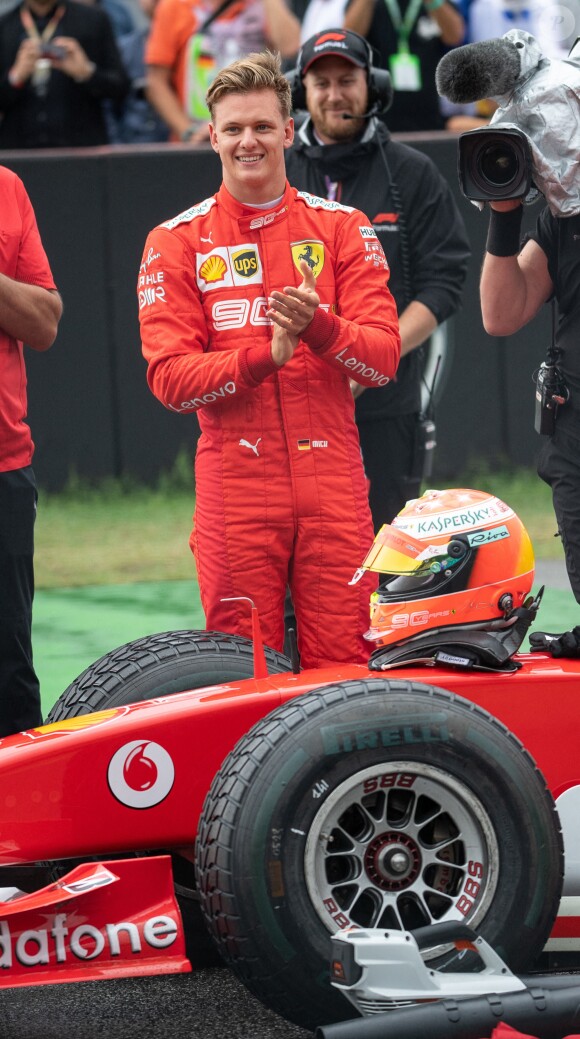 Mick Schumacher, 20 ans, a piloté samedi 27 juillet 2019, à l'occasion du Grand Prix de F1 d'Hockenheim en Allemagne, la Ferrari F2004 avec laquelle son père Michael avait remporté son septième et dernier titre de champion du monde en 2004.