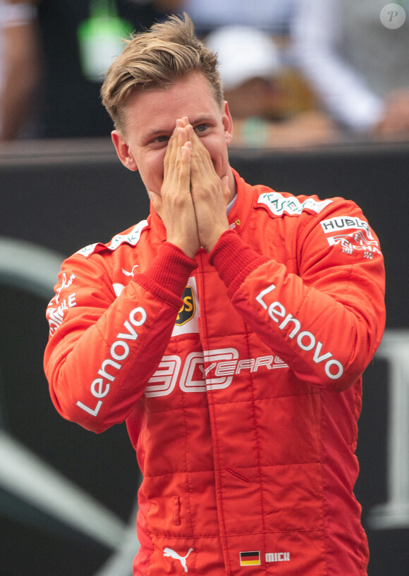 Mick Schumacher, très ému, a piloté samedi 27 juillet 2019, à l'occasion du Grand Prix de F1 d'Hockenheim en Allemagne, la Ferrari F2004 avec laquelle son père Michael avait remporté son septième et dernier titre de champion du monde en 2004.