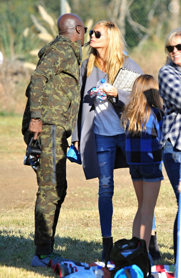 Heidi Klum et Seal se retrouvent en famille pour soutenir leur fils Johan lors d'un match de football à Brentwood. Lou, Leni et Henri sont de la partie! Le 14 novembre 2015.