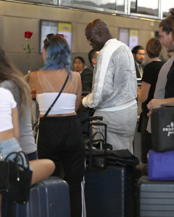Seal se prépare à prendre l'avion pour l'Europe en compagnie d'une inconnue à l'aéroport de Los Angeles. Le 30 juillet 2019.