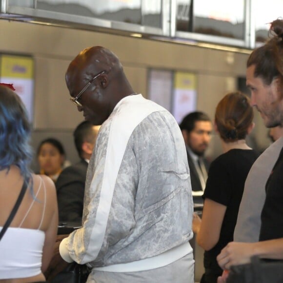 Seal se prépare à prendre l'avion pour l'Europe en compagnie d'une inconnue à l'aéroport de Los Angeles. Le 30 juillet 2019.