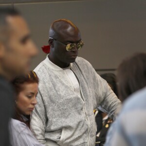 Seal se prépare à prendre l'avion pour l'Europe en compagnie d'une inconnue à l'aéroport de Los Angeles. Le 30 juillet 2019.