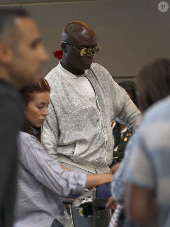 Seal se prépare à prendre l'avion pour l'Europe en compagnie d'une inconnue à l'aéroport de Los Angeles. Le 30 juillet 2019.
