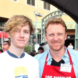 Kevin McKidd et son fils Joseph - Les personnalités distribuent de la nourriture pour "Los Angeles Mission", le 21 décembre 2018 Los Angeles