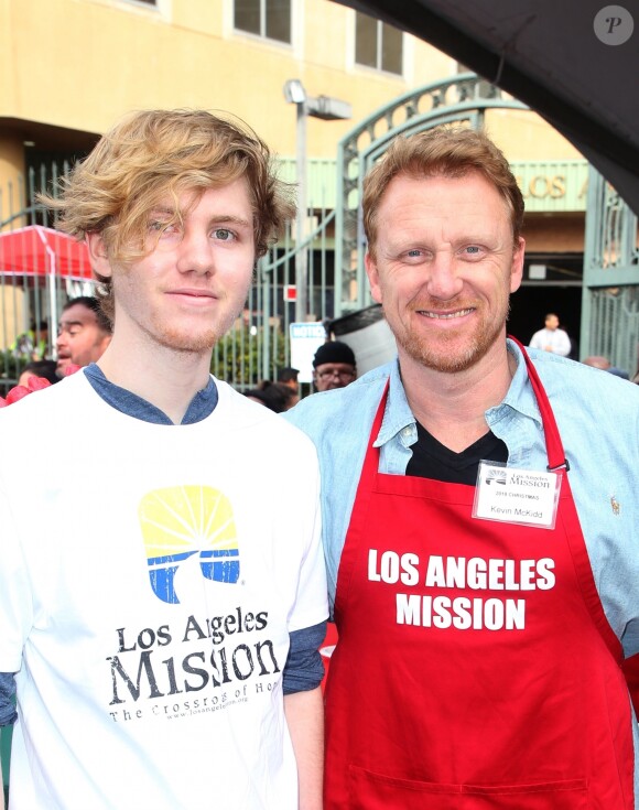 Kevin McKidd et son fils Joseph - Les personnalités distribuent de la nourriture pour "Los Angeles Mission", le 21 décembre 2018 Los Angeles