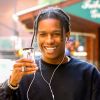 ASAP Rocky photographie les paparazzis et fait des selfies avec des fans dans les rues de Tribeca, le 5 juillet 2017