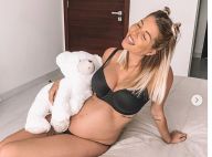 Jessica Thivenin enceinte : sublime en soutien-gorge, elle pose avec son doudou