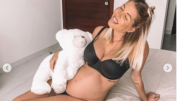 Jessica Thivenin enceinte : sublime en soutien-gorge, elle pose avec son doudou