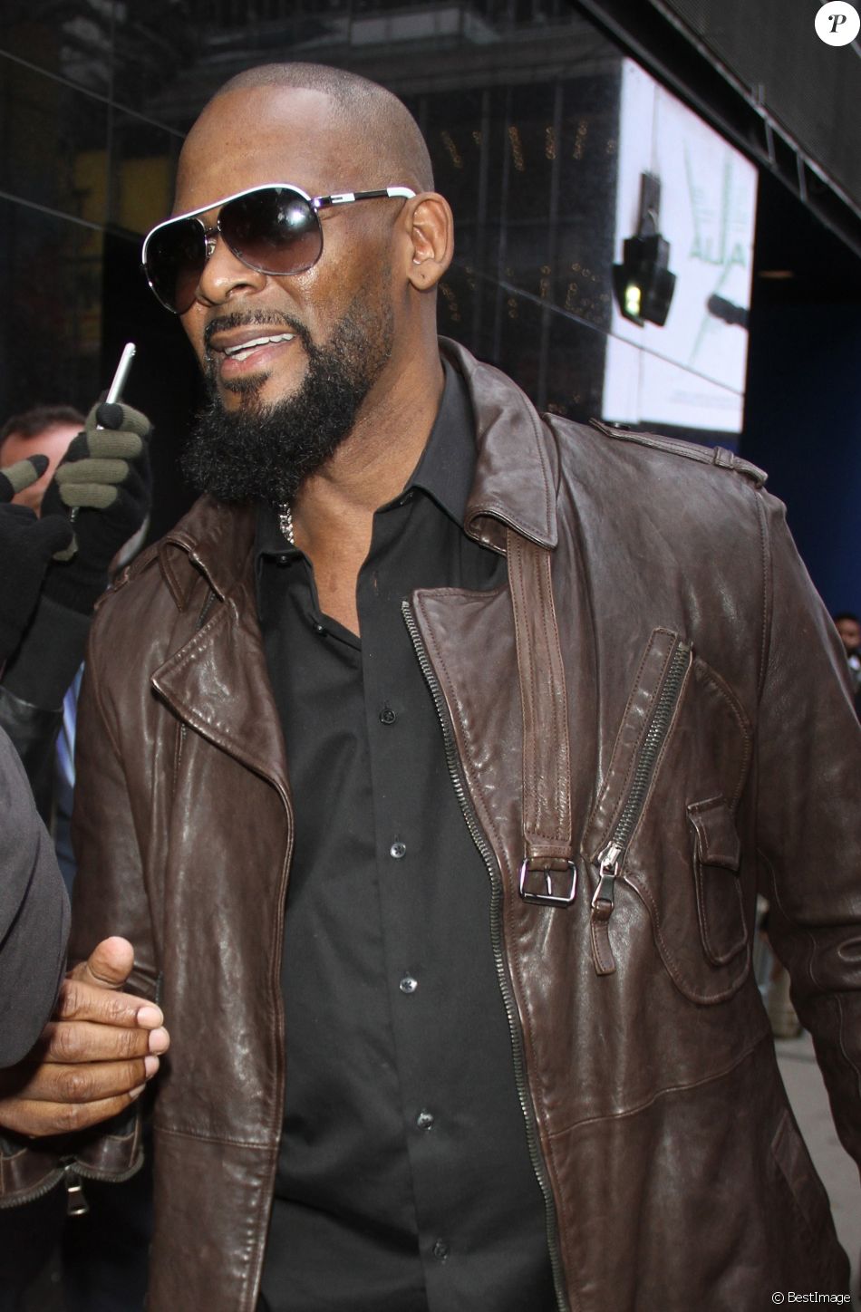 Archives - Le rappeur R. Kelly (Robert Sylvester Kelly), accusé d&#039;agressions sexuelles est lâché par Sony Music R. Kelly has been dropped from his Sony Music contract.