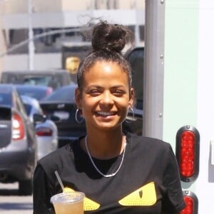 Christina Milian enceinte porte un short en jean noir, un t-shirt Gucci et des bottes western YSL pour travailler à son Beignet Box Food Truck à Studio City, Los Angeles, le 1er août 2019