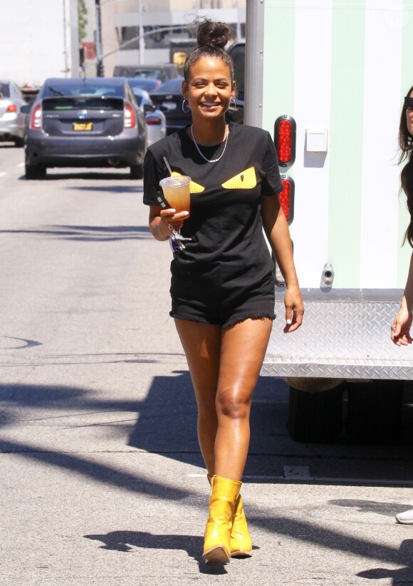 Christina Milian enceinte porte un short en jean noir, un t-shirt Gucci et des bottes western YSL pour travailler à son Beignet Box Food Truck à Studio City, Los Angeles, le 1er août 2019