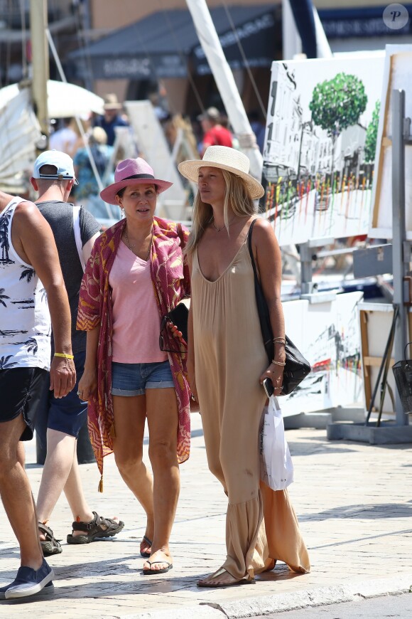 Kate Moss et Sadie Frost se baladent à Saint-Tropez le 6 août 2019. © Moreau / Jacovides / Bestimage
