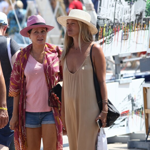 Kate Moss et Sadie Frost se baladent à Saint-Tropez le 6 août 2019. © Moreau / Jacovides / Bestimage