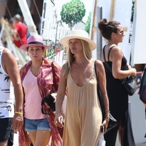 Kate Moss et Sadie Frost se baladent à Saint-Tropez le 6 août 2019. © Moreau / Jacovides / Bestimage