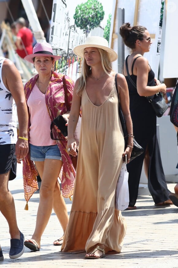 Kate Moss et Sadie Frost se baladent à Saint-Tropez le 6 août 2019. © Moreau / Jacovides / Bestimage