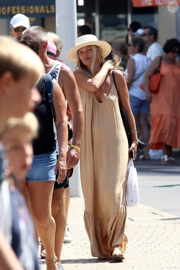 Kate Moss et Sadie Frost se baladent à Saint-Tropez le 6 août 2019. © Moreau / Jacovides / Bestimage