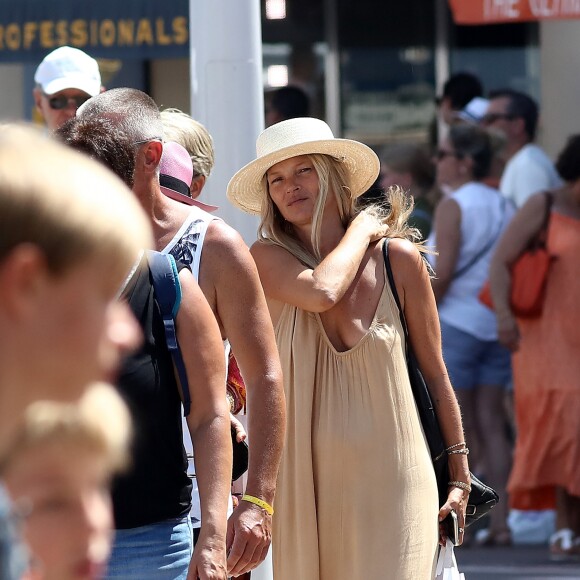 Kate Moss et Sadie Frost se baladent à Saint-Tropez le 6 août 2019. © Moreau / Jacovides / Bestimage