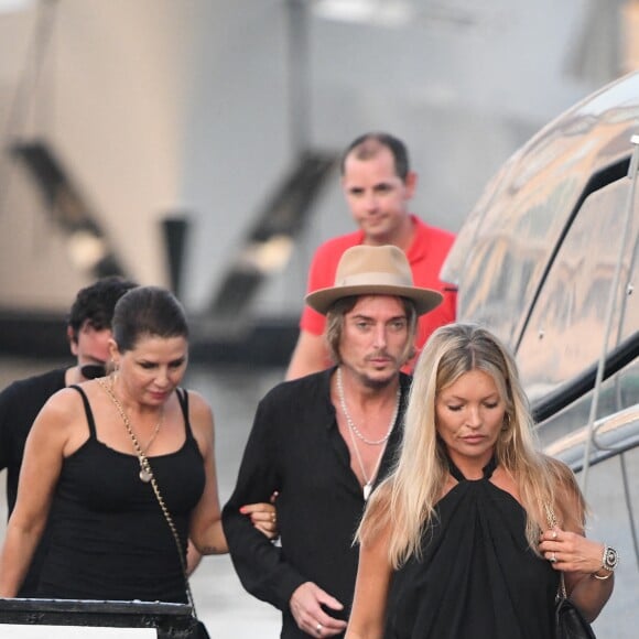 Kate Moss et ses amis Sadie Frost, Darren Strowger et Lady Mary Charteri en vacances à Saint-Tropez. Le 6 août 2019.