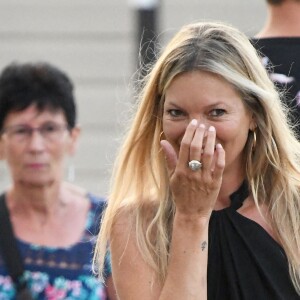 Kate Moss et ses amis Sadie Frost, Darren Strowger et Lady Mary Charteri en vacances à Saint-Tropez. Le 6 août 2019.