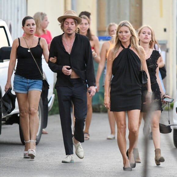 Kate Moss et ses amis Sadie Frost, Darren Strowger et Lady Mary Charteri en vacances à Saint-Tropez. Le 6 août 2019.