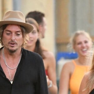 Kate Moss et ses amis Sadie Frost, Darren Strowger et Lady Mary Charteri en vacances à Saint-Tropez. Le 6 août 2019.