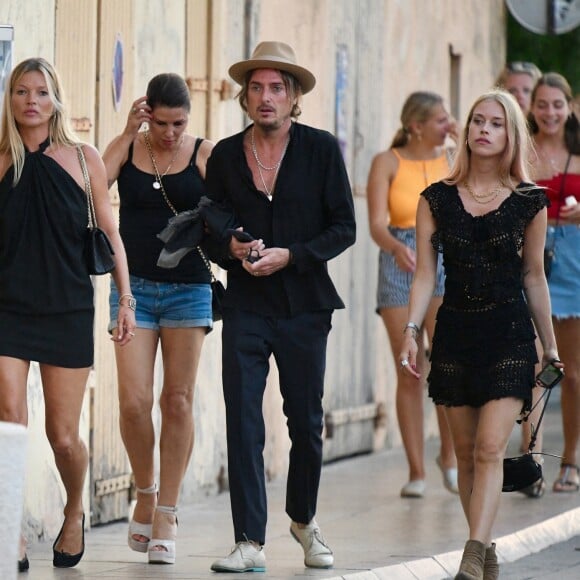 Kate Moss et ses amis Sadie Frost, Darren Strowger et Lady Mary Charteri en vacances à Saint-Tropez. Le 6 août 2019.