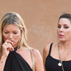 Kate Moss et ses amis Sadie Frost, Darren Strowger et Lady Mary Charteri en vacances à Saint-Tropez. Le 6 août 2019.