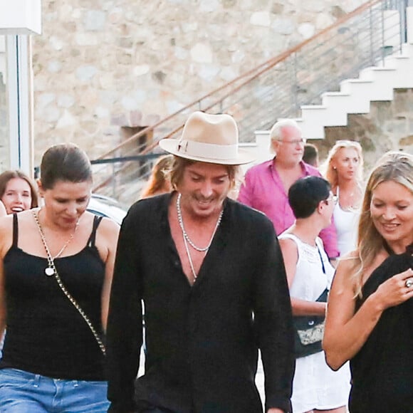 Kate Moss et ses amis Sadie Frost, Darren Strowger et Lady Mary Charteri en vacances à Saint-Tropez. Le 6 août 2019.