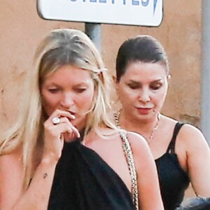 Kate Moss et ses amis Sadie Frost, Darren Strowger et Lady Mary Charteri en vacances à Saint-Tropez. Le 6 août 2019.