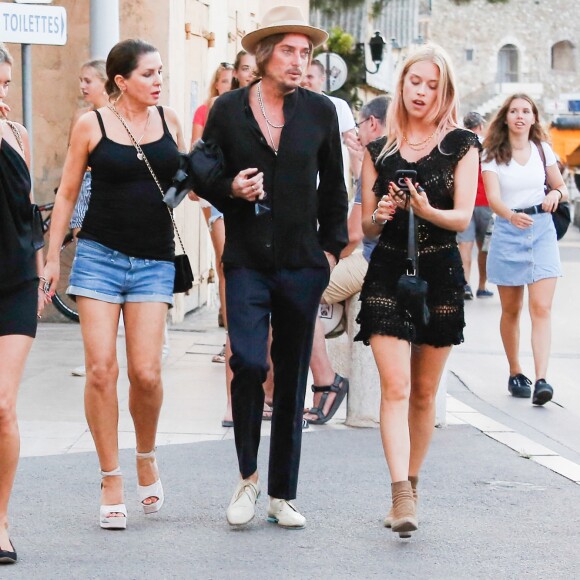 Kate Moss et ses amis Sadie Frost, Darren Strowger et Lady Mary Charteri en vacances à Saint-Tropez. Le 6 août 2019.